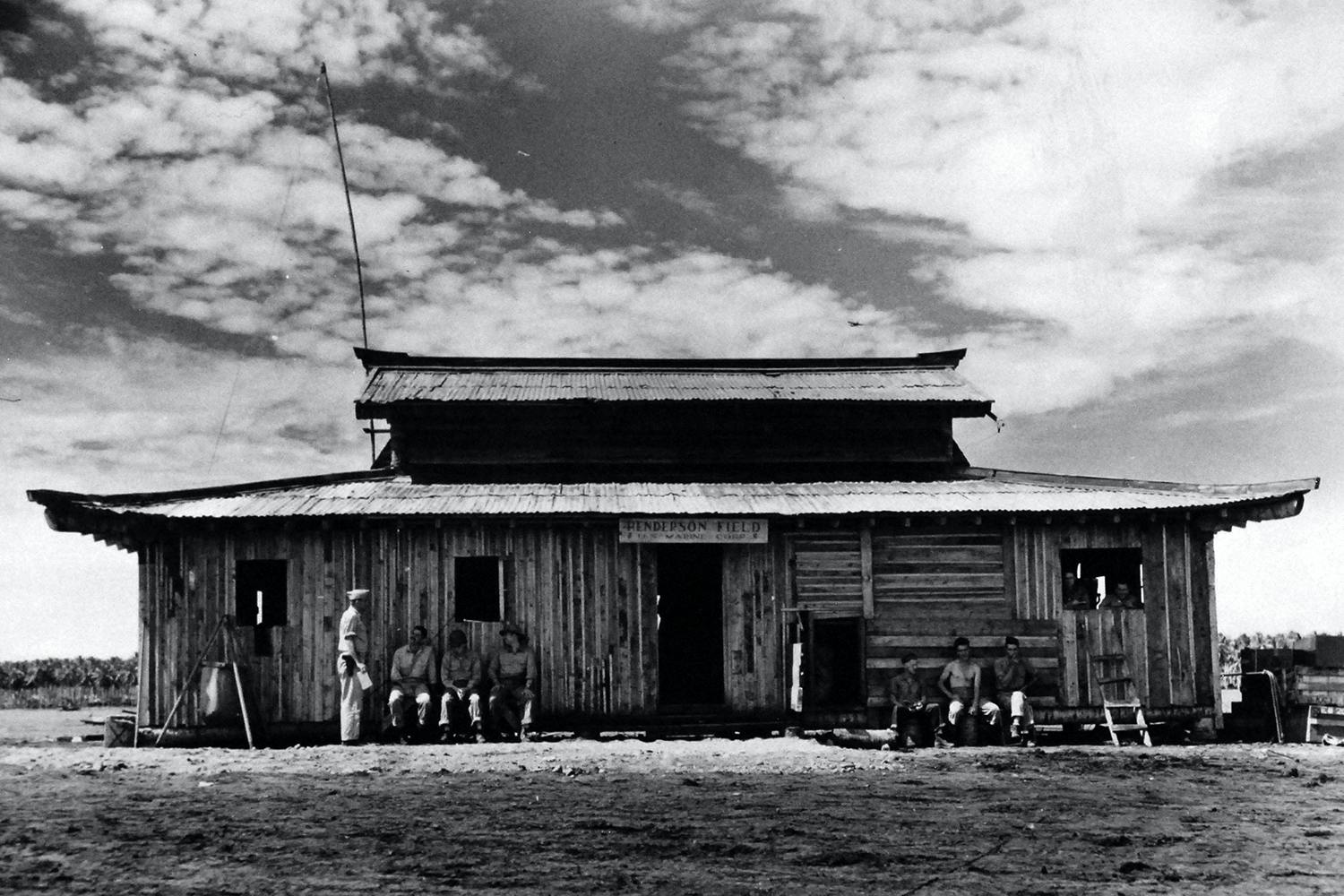 hendersonfaltet guadalcanal andra varldskriget EkPQrlSq e2Ej Hendersonflygfältet på Guadalcanal. Pagod som användes som högkvarter för de amerikanska flygarna. Andra världskriget.